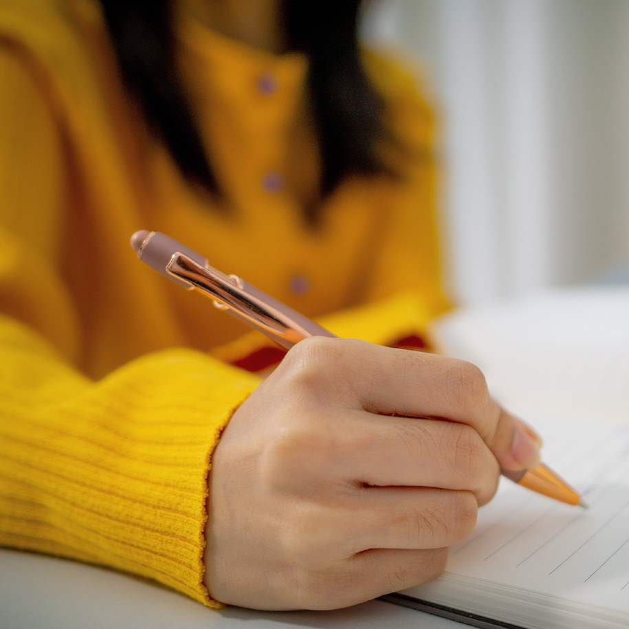Nahaufnahme der Hand einer Frau mit einem Stift. 